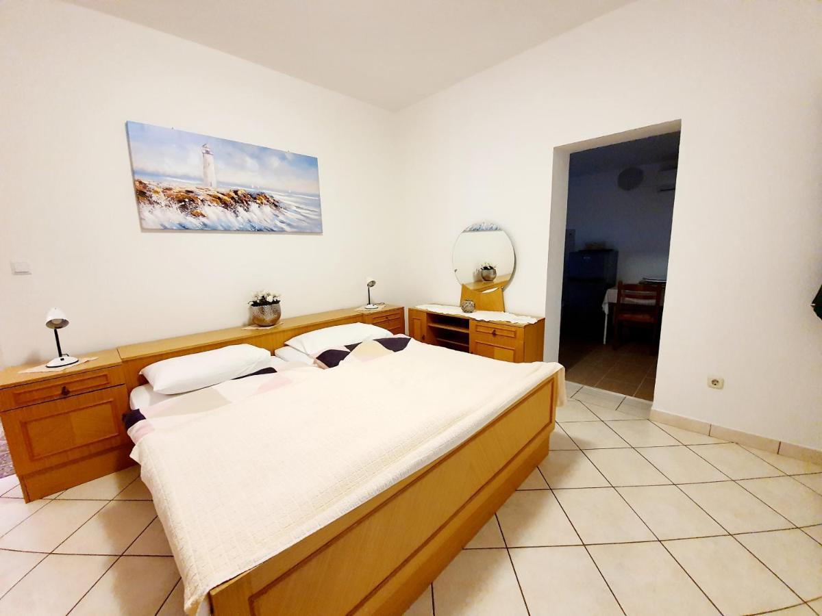Apartamani Katarina vl.Ilija Jusup Apartment Starigrad Paklenica Bagian luar foto