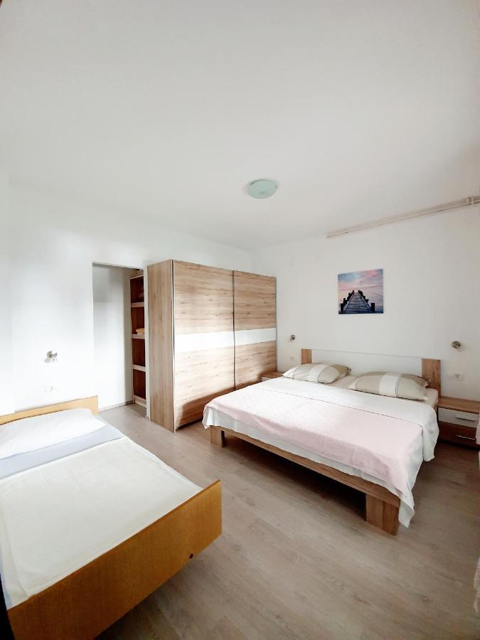 Apartamani Katarina vl.Ilija Jusup Apartment Starigrad Paklenica Bagian luar foto