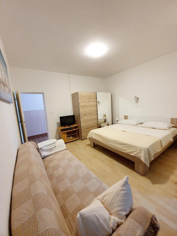 Apartamani Katarina vl.Ilija Jusup Apartment Starigrad Paklenica Bagian luar foto