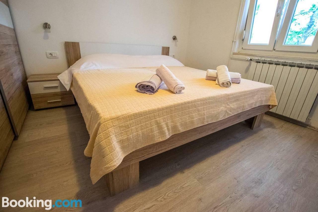 Apartamani Katarina vl.Ilija Jusup Apartment Starigrad Paklenica Bagian luar foto