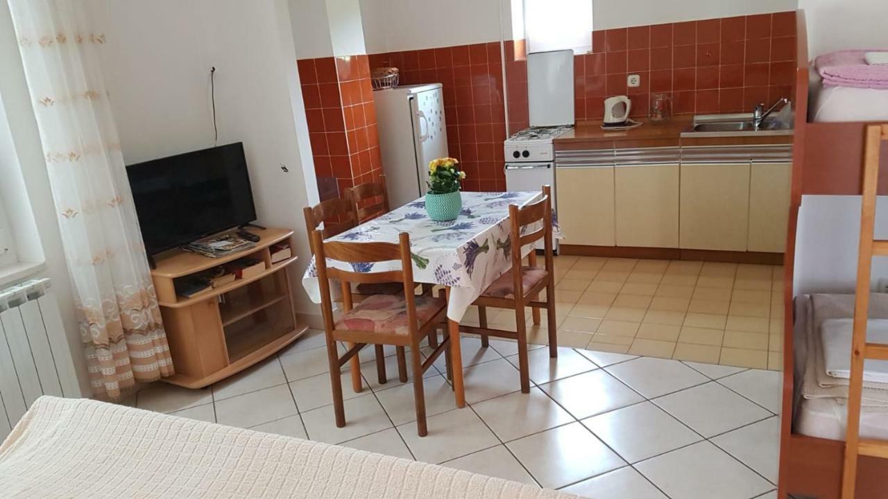 Apartamani Katarina vl.Ilija Jusup Apartment Starigrad Paklenica Bagian luar foto